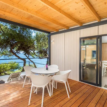 Arena Stoja Homes 풀라